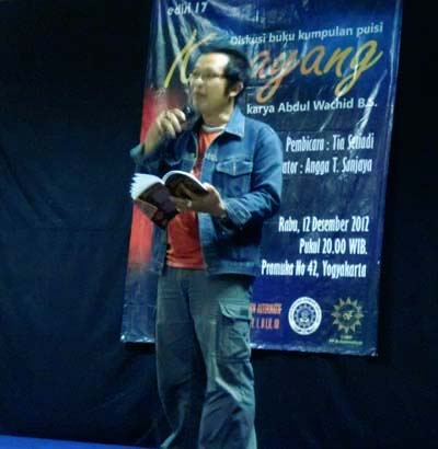 Membaca puisi untuk mengakhiri diskusi sastra di UAD, Foto: Tegoeh Ranusastro